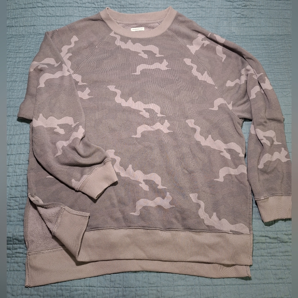 American Eagle Outfitters Oversized Small/Petite Crewneck Sweater Grey Camo